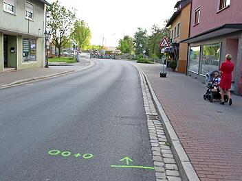 Von dieser markierten Stelle ab bis zur neuen Aischbrücke (im Hintergrund) wird die Brückenstraße erneuert. Fußgänger und Radfahrer werden in der Bauphase aber nicht ausgesperrt.  Foto: Andreas Dorsch