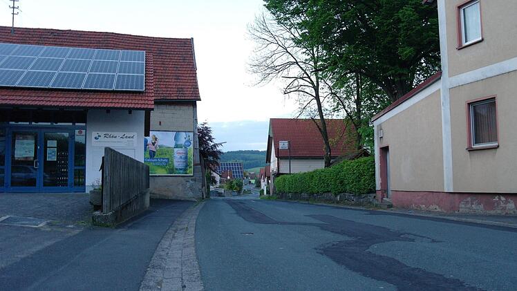 Links eine Mauer, rechts eine Treppe - die Gemeinde versucht, zentimeterweise die Breite der Ortsdurchfahrt an Kothens Engstelle zu vergrößern.  Foto: Stephanie Elm