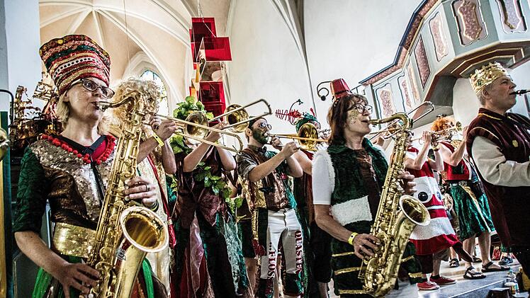 Ihre Kostüme sind genauso legendär wie ihre Musik: Die Quastenflosser aus der Schweiz gehören zu den Highlights des Sambafestivals. Fotos: Jochen Berger