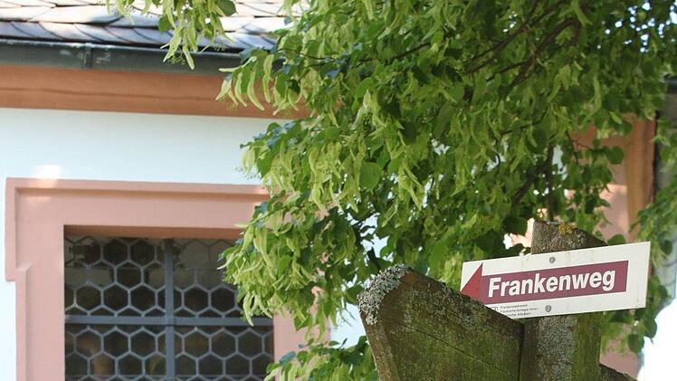 Wegweiser des Frankenwegs hinter der Kapelle am Burgweg