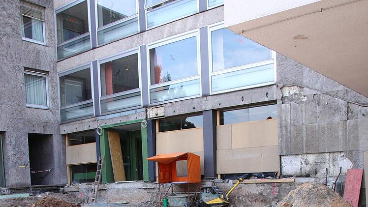 Das Landratsamt Kulmbach ist derzeit an mehreren Stellen eine Baustelle. Hier ein Blick auf den  Eingangsbereich. Foto: Jürgen Gärtner