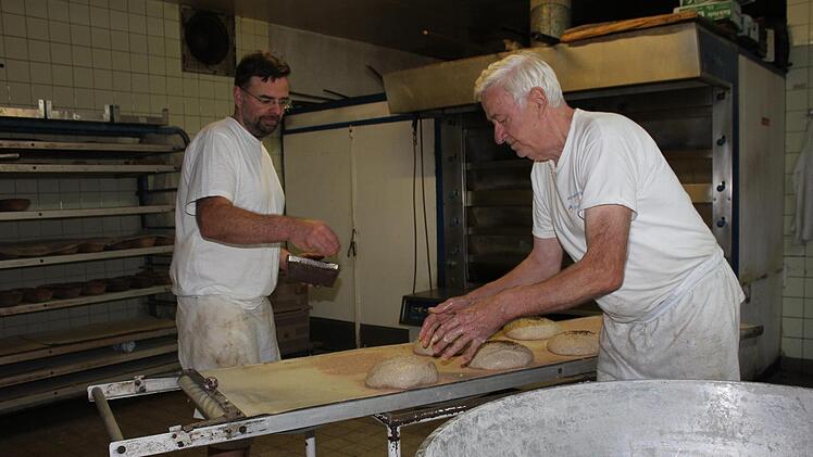 Christian und Michael Straub (von links): Das Brotbacken geht Hand in Hand.Birgit Will