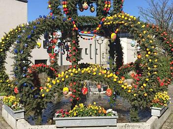 Am Familienzentrum befindet sich einer von insgesamt vier Osterbrunnen in Heiligenstadt. Fotos: Marktgemeinde Heiligenstadt