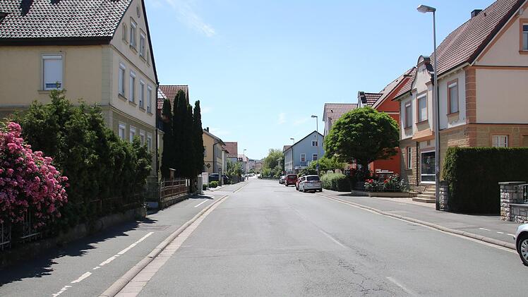 Ein Reststück der Bahnhofstraße ist derzeit noch eine Asphaltwüste - die dort ansässigen Geschäftsleute wünschen sich, dass die Umgestaltung bald beginnt. Geplant ist das für 2020. Foto: Matthias Einwag