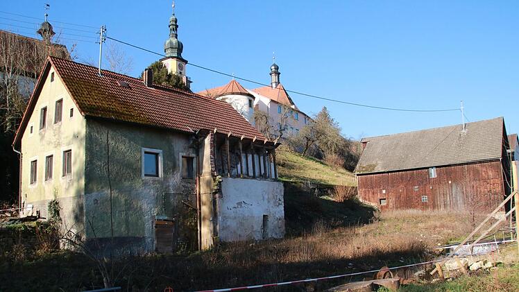 Aus dem ehemaligen Schandfleck am Mühlbach soll eine attraktive Grünanlage werden. Aktuell laufen Verhandlungen, das noch dort stehende Anwesen ebenfalls zu kaufen und abzureißen.Foto: Dagmar Besand