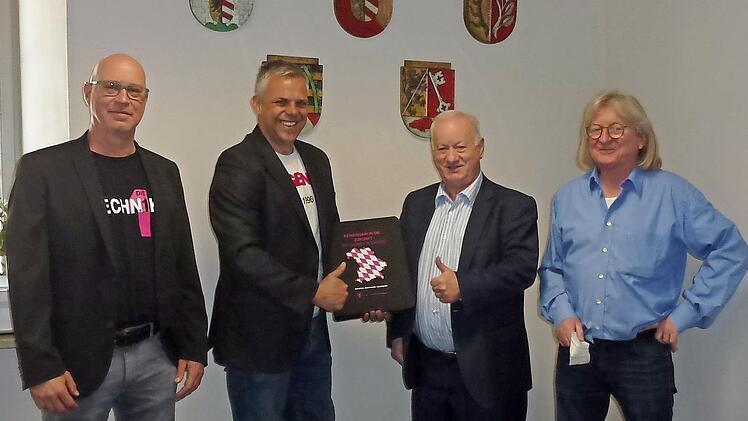 Beim Vertragsabschluss (v.&nbsp;l.): Andreas Zapf (Telekom Technik), Christoph Bernik (Telekom Vertrieb), Rudolf Braun (B&uuml;rgermeister von Wei&szlig;enohe ) und Andreas Frank (Breitbandberatung Bayern)