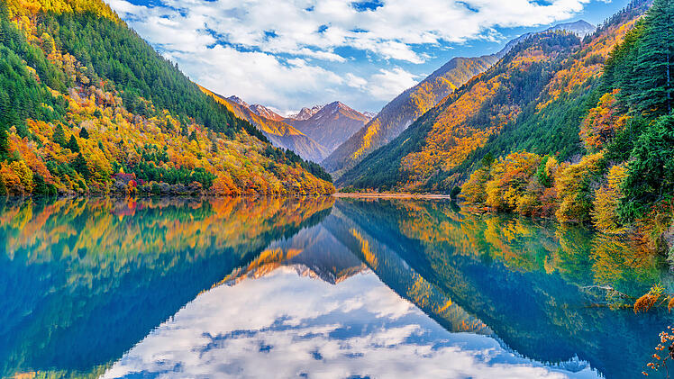 Jiuzhaigou Nationalpark Sichuan China Herbst Naturlandschaft UNESCO Weltnaturerbe Seen Wasserf&auml;lle Naturwunder Reiseziele Wandern Naturschutzgebiet Tourismusbranche L&auml;ndliche Gebiete Touristen Ausl&auml;ndische Besucher Hochsaison Eintrittskarten Ticketkauf Sanit&auml;re Anlagen Infrastruktur Servicequalit&auml;t Regulierung Volksrepublik Nachhaltiger Tourismus Reiseindustrie Wirtschaftswachstum Urlaubsziel Berglandschaft