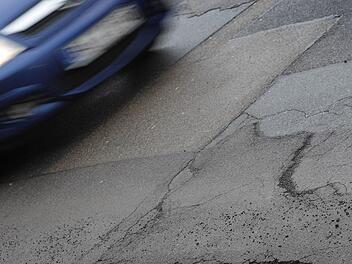 Wegen der anhaltenden Hitze warnt die bayerische Polizei vor den sogenannten Blow-Ups. Auf bestimmten Autobahnstrecken kann es zu Hitzeschäden der Asphaltdecke kommen. Symbolbild Foto: David Ebener dpa/lby