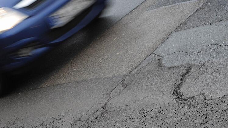 Wegen der anhaltenden Hitze warnt die bayerische Polizei vor den sogenannten Blow-Ups. Auf bestimmten Autobahnstrecken kann es zu Hitzeschäden der Asphaltdecke kommen. Symbolbild Foto: David Ebener dpa/lby