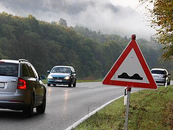 Schluss mit Straßenschäden: Die Bundesstraße zwischen Euerdorf und Bad Kissingen wurde drei Wochen lang erneuert, Dienstagnachmittag wird sie wieder freigegeben. Foto: Ralf Ruppert