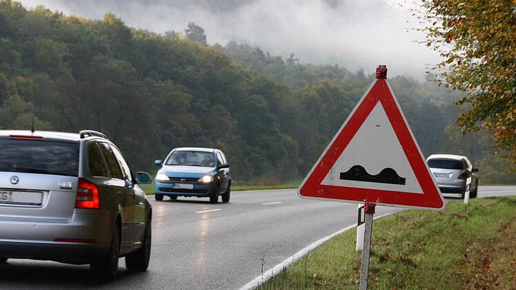 Schluss mit Straßenschäden: Die Bundesstraße zwischen Euerdorf und Bad Kissingen wurde drei Wochen lang erneuert, Dienstagnachmittag wird sie wieder freigegeben. Foto: Ralf Ruppert
