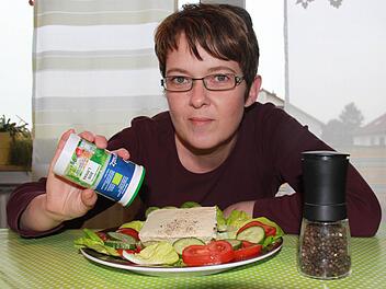 Martina Straub vor einem Salatteller mit Tofu.  Foto: Straub