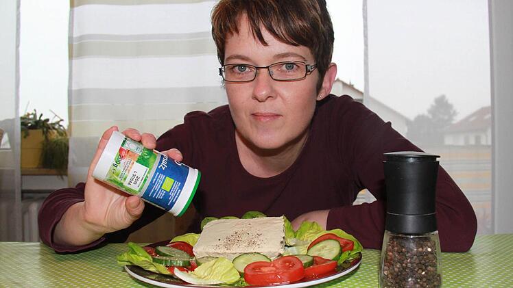 Martina Straub vor einem Salatteller mit Tofu.  Foto: Straub