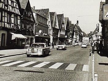 Ein Bild aus den 60er Jahren, als die Automobile noch Chrom-Stoßstangen besaßen und die Hauptstraße beherrschten.  Foto: Wuttke