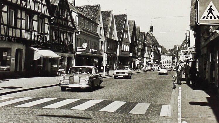 Ein Bild aus den 60er Jahren, als die Automobile noch Chrom-Stoßstangen besaßen und die Hauptstraße beherrschten.  Foto: Wuttke