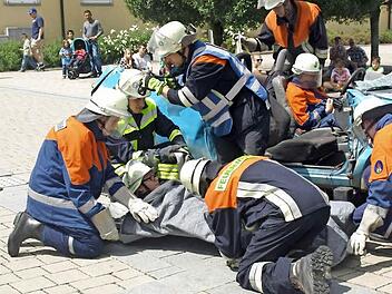 Bei einer Schauübung haben die Floriansjünger aus Oerlenbach am Sonntag gezeigt, wie man bei einem Unfall vorgeht. Foto: Stefan Geiger