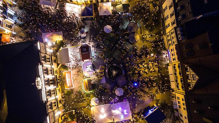 Die Partymeile aus der Vogelperspektive: Blick auf Kulmbachs Altstadtfest-Marktplatz. Foto: Alexander Muck