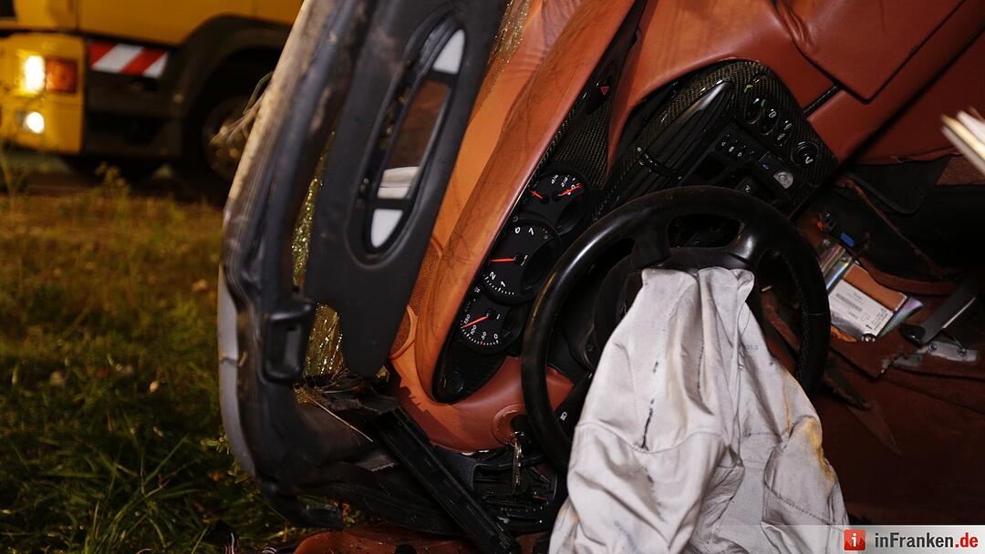 Porsche schleudert in Waldstueck und zerreisst in zwei Teile - Fahrer tot