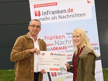 Bad Bocklet ist die "Supergemeinde" unserer Internetplattform "inFranken.de". Die Gemeinde gewann einen entsprechenden Wettbewerb. Für die Mediengruppe Oberfranken überreichte Annika Unger einen Gewinn-Scheck über 1000 Euro an den 2. Bürgermeister Andreas Sandwall. Foto: Paul Ziegler