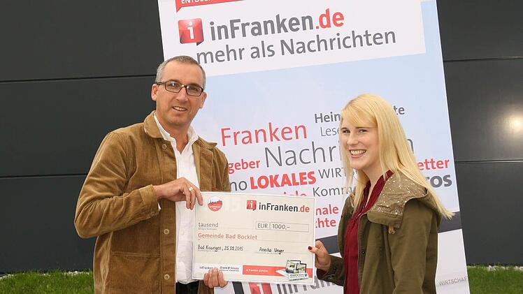 Bad Bocklet ist die "Supergemeinde" unserer Internetplattform "inFranken.de". Die Gemeinde gewann einen entsprechenden Wettbewerb. Für die Mediengruppe Oberfranken überreichte Annika Unger einen Gewinn-Scheck über 1000 Euro an den 2. Bürgermeister Andreas Sandwall. Foto: Paul Ziegler