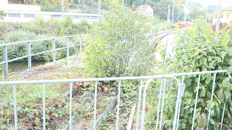 Der Zugang zur Bahnbrücke ist aus Richtung LGS-Gelände versperrt.  Foto: Friedwald Schedel