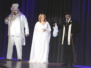 Die Hauptdarsteller beim Musical "Das besondere Weihnachtsfest des Ebeneezer Scrooge" (v.l.) der Geist Marley (Benjamin Baier), der Engel der Weihnacht (Nancy Gerisch) und Ebeneezer Scrooge (Fabian Altmann).  Foto: Michael Wunder