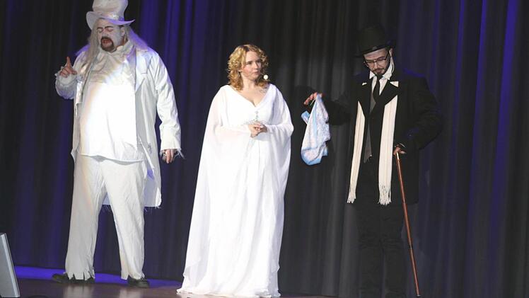 Die Hauptdarsteller beim Musical "Das besondere Weihnachtsfest des Ebeneezer Scrooge" (v.l.) der Geist Marley (Benjamin Baier), der Engel der Weihnacht (Nancy Gerisch) und Ebeneezer Scrooge (Fabian Altmann).  Foto: Michael Wunder