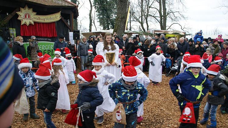Plötzlich wurden aus den Engelchen "Nikolaus und Nikola", die gemeinsam das Tanzbein schwangen.Sabine Weinbeer