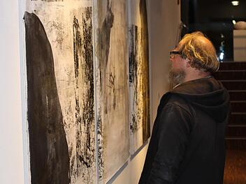 Die Besucher der Ausstellungseröffnung "Bildraum Raumbild" sind von den künstlerischen Werken angetan. Foto: Michael Wunder