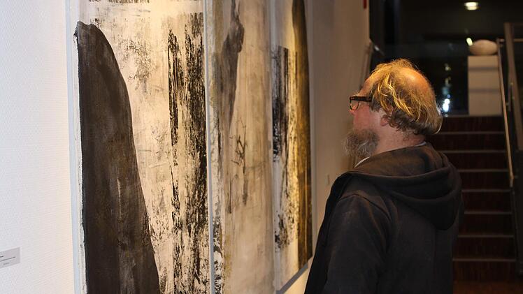 Die Besucher der Ausstellungseröffnung "Bildraum Raumbild" sind von den künstlerischen Werken angetan. Foto: Michael Wunder