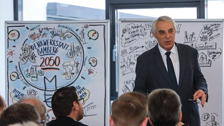Manfred Riederle vom Bayerischen Städtetag während seines Impulsvortrags bei der Denkwerkstatt am Samstag Foto: Barbara Herbst