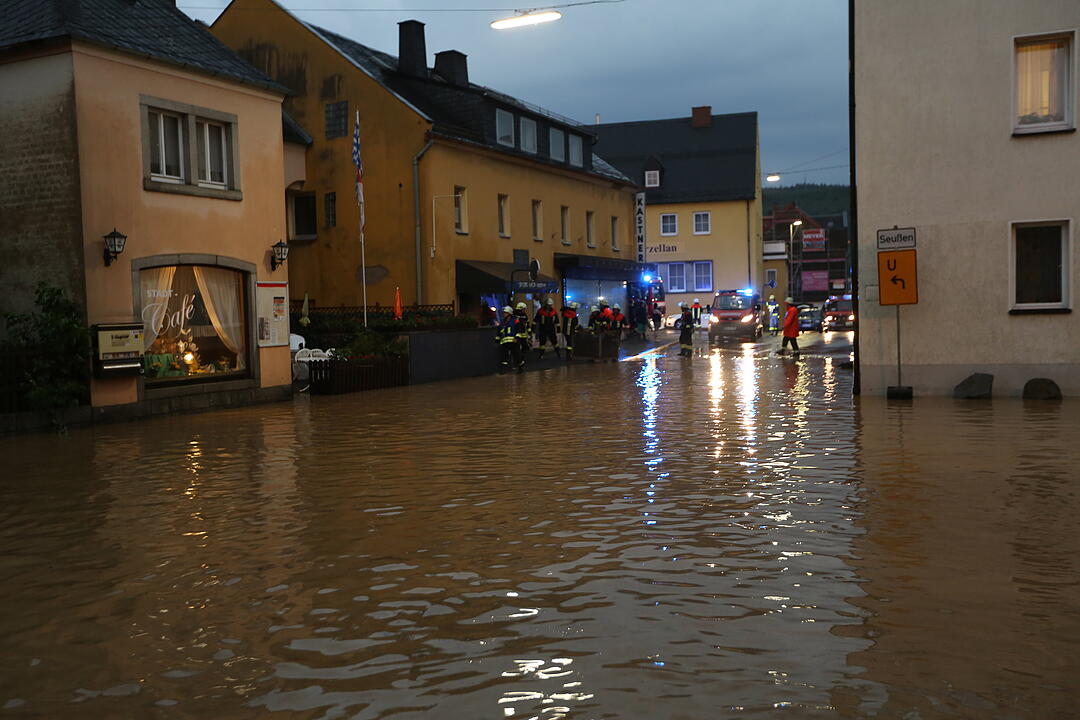 Innenstadt von Arzberg nach Starkregen unter Wasser