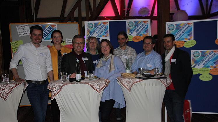 Ihnen liegt die Jugend am Herzen. Das versicherten (von links) Oliver Plewa, Tina-Christin Rüger, Rainer Detsch, Edith Memmel, Silke Wolf-Mertensmeyer, Lars Hofmann, Oliver Skall und Andy Fischer.  Foto: Veronika Schadeck