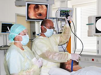 Der ärztliche Direktor des Thoraxzentrums und Chefarzt Pneumologie, Dr.   Bernd Seese (Bildmitte) bei einer Bronchoskopie-Untersuchung. Links  Ludmilla Hesler, Fachpflegekraft Endoskopie. Foto: Marion  Meißner-Dauelsberg