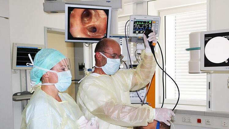 Der ärztliche Direktor des Thoraxzentrums und Chefarzt Pneumologie, Dr.   Bernd Seese (Bildmitte) bei einer Bronchoskopie-Untersuchung. Links  Ludmilla Hesler, Fachpflegekraft Endoskopie. Foto: Marion  Meißner-Dauelsberg