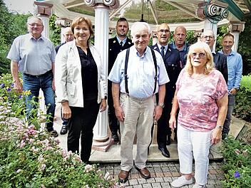 Der erfolgreiche Unternehmer Fritz Unkauf konnte dieser Tage seinen 85. Geburtstag begehen. Unser Bild zeigt ihn (Mitte) mit seiner Ehefrau Hildegard (rechts) und Bürgermeisterin Anita Sack (links) im Kreise seiner Gäste.