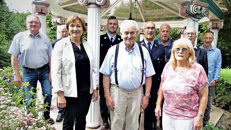 Der erfolgreiche Unternehmer Fritz Unkauf konnte dieser Tage seinen 85. Geburtstag begehen. Unser Bild zeigt ihn (Mitte) mit seiner Ehefrau Hildegard (rechts) und Bürgermeisterin Anita Sack (links) im Kreise seiner Gäste.