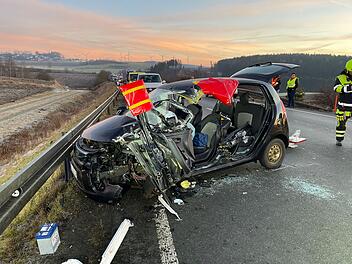 Selbitz: Auto kollidiert mit Grillhähnchenwagen: Eine Person stirbt