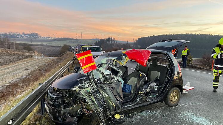 Selbitz: Auto kollidiert mit Grillhähnchenwagen: Eine Person stirbt
