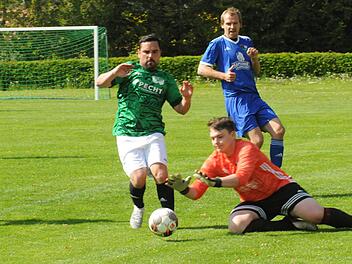 Doppelt traf Nico Wehner (links) für die SG Waldberg/Stangenroth beim 5:0-Erfolg bei der SG WMP Lauertal II um Keeper Alexander Bätz und Simon Knobling (rechts). Foto: ssp