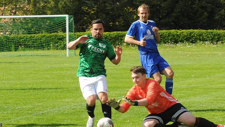 Doppelt traf Nico Wehner (links) für die SG Waldberg/Stangenroth beim 5:0-Erfolg bei der SG WMP Lauertal II um Keeper Alexander Bätz und Simon Knobling (rechts). Foto: ssp