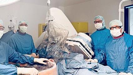 Gefäßchirurgische Operationen werden am Rhön-Klinikum Campus Bad Neustadt in einem sogenannten Hybrid-Operationssaal durchgeführt.