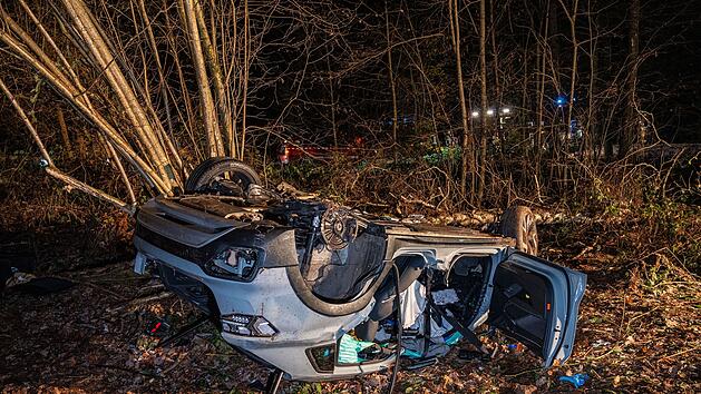 Auto prallt gegen Baum und &uuml;berschl&auml;gt sich: 51-J&auml;hriger schwer verletzt