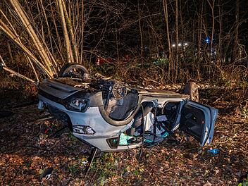 Auto prallt gegen Baum und überschlägt sich: 51-Jähriger schwer verletzt