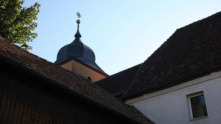 Noch lugt nur die Kirchturmspitze hinter den Dächern hervor. Weil die Gemeinde aber das Anwesen in der Hauptstraße rechts der Kirche gekauft hat, kann dort in den nächsten Jahren ein neuer Treffpunkt für Jung und Alt entstehen.