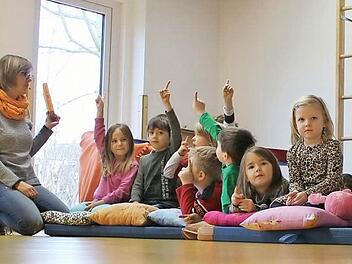Mittagspause im Maria-Stern-Kindergarten in Hausen: Leiterin Mirjam Mack (links) liest den Kindern eine halbe Stunde lang aus Astrid Lindgrens Pippi Langstrumpf vor. Foto: Benedikt Borst
