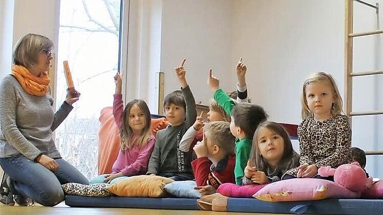 Mittagspause im Maria-Stern-Kindergarten in Hausen: Leiterin Mirjam Mack (links) liest den Kindern eine halbe Stunde lang aus Astrid Lindgrens Pippi Langstrumpf vor. Foto: Benedikt Borst