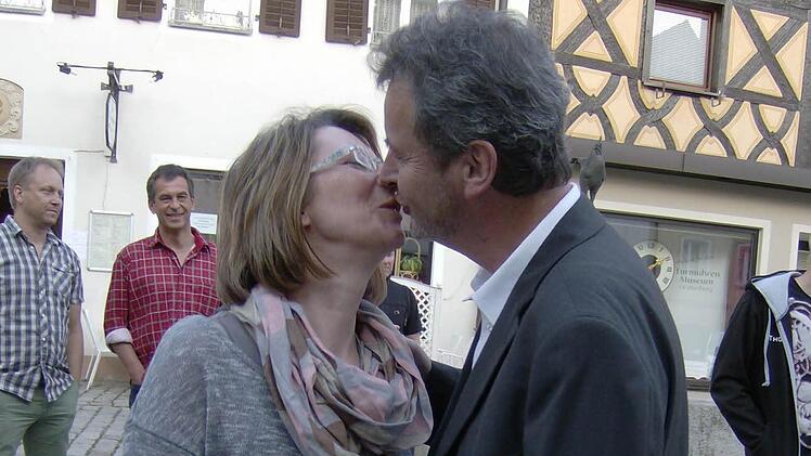 Von Frau Maria gibt es ein Küsschen.