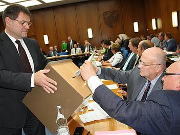 Gedränge bei der Stimmabgabe: Stefan Seufert (links) sammelte unter anderem die Stimmzettel der beiden altgedienten Kreisräte (von rechts) Siegfried Erhard und Walter Gutmann ein. Foto: Ralf Ruppert