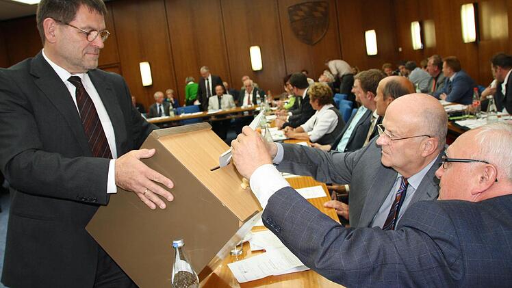 Gedränge bei der Stimmabgabe: Stefan Seufert (links) sammelte unter anderem die Stimmzettel der beiden altgedienten Kreisräte (von rechts) Siegfried Erhard und Walter Gutmann ein. Foto: Ralf Ruppert